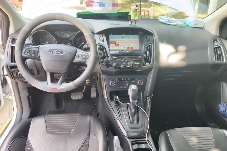 Used Ford Focus 2015 Hatchback 1.6L Automatic Fashion Edition Center Console