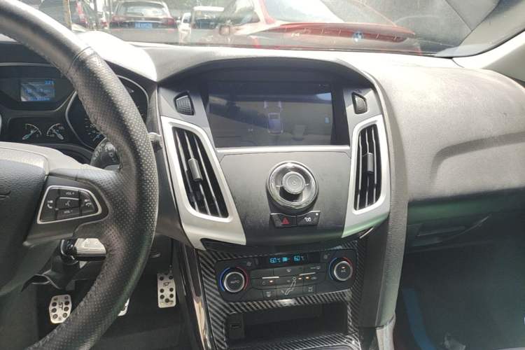 Used Ford Focus 2015 Hatchback 1.6L Manual Fashion Edition Center Console