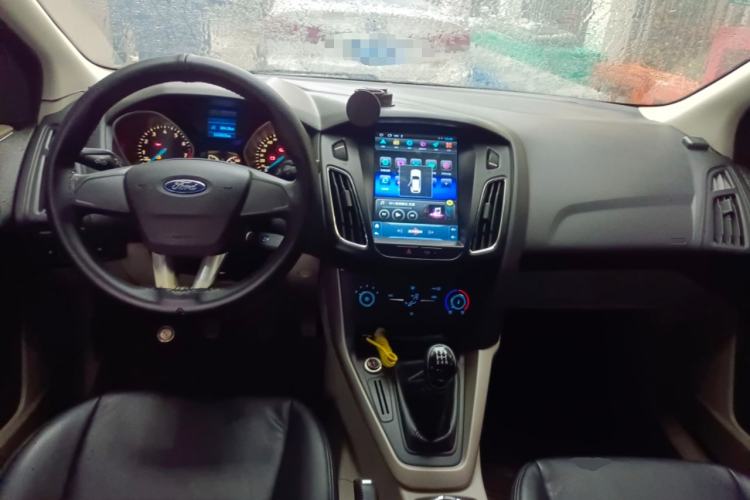 Used Ford Focus 2015 Sedan 1.6L Manual Comfort Model Center Console