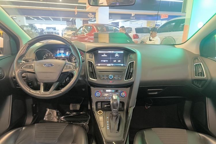 Used Ford Focus 2015 Hatchback EcoBoost 180 Automatic Elite Model Center Console