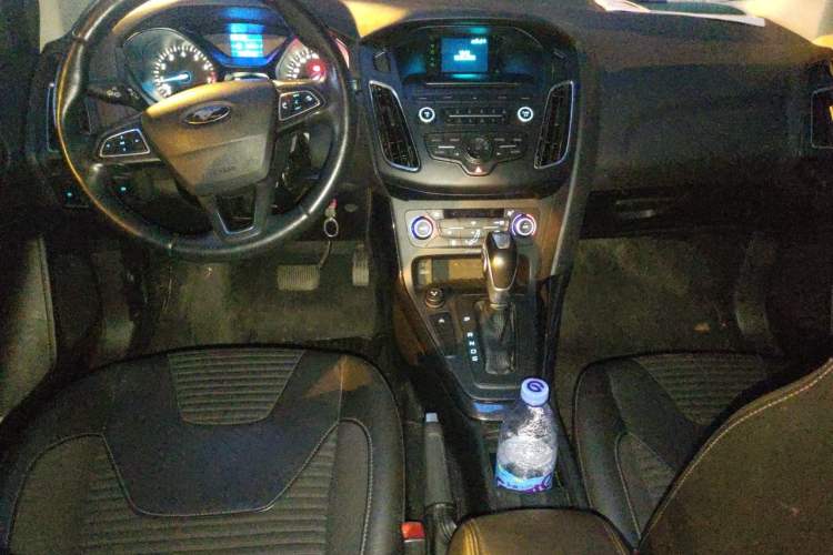 Used Ford Focus 2015 Hatchback EcoBoost 125 Automatic Supreme Style Edition Center Console