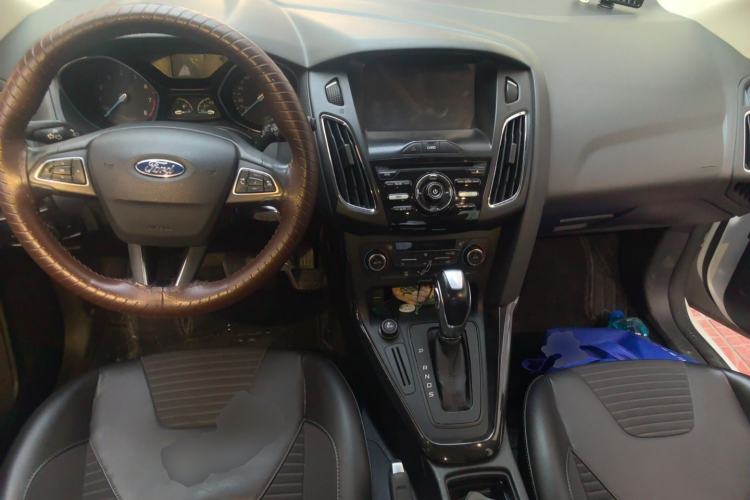 Used Ford Focus 2015 Hatchback 1.6L Automatic Fashion Edition Center Console