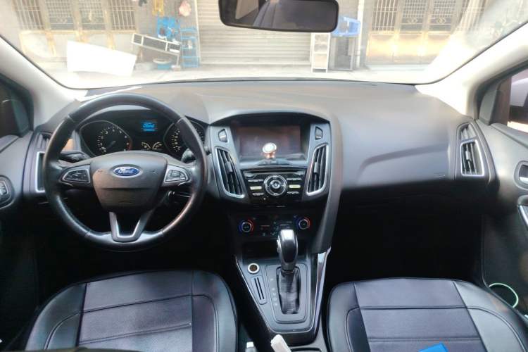 Used Ford Focus 2015 Hatchback 1.6L Automatic Fashion Edition Center Console