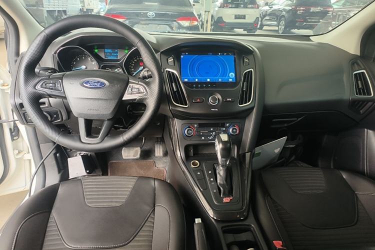 Used Ford Focus 2015 Hatchback EcoBoost 125 Automatic Supreme Style Edition Center Console