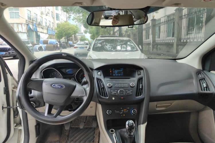 Used Ford Focus 2015 Sedan 1.6L Manual Comfort Model Center Console