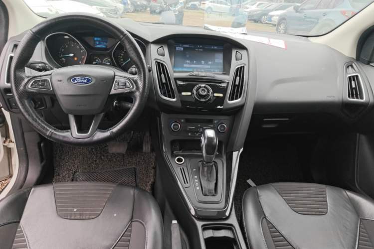 Used Ford Focus 2015 Hatchback 1.6L Automatic Fashion Edition Center Console