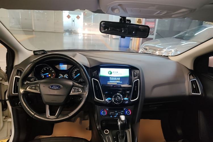 Used Ford Focus 2015 Hatchback 1.6L Automatic Fashion Edition Center Console