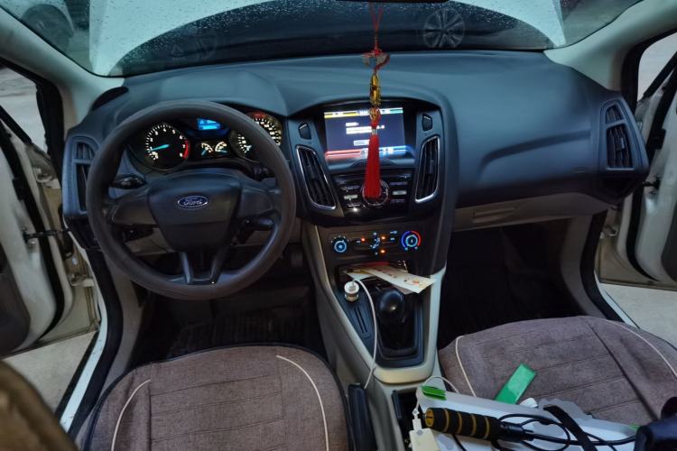 Used Ford Focus 2015 Sedan 1.6L Manual Comfort Model Center Console