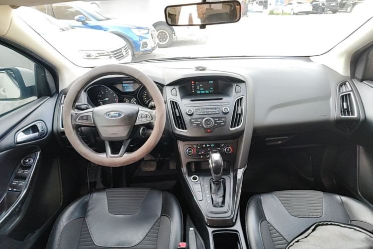 Used Ford Focus 2015 Hatchback EcoBoost 125 Automatic Supreme Style Edition Center Console