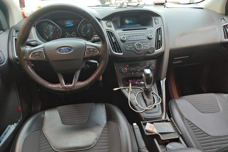 Used Ford Focus 2015 Hatchback EcoBoost 125 Automatic Supreme Style Edition Center Console