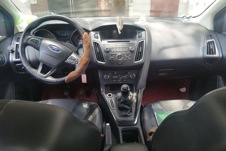 Used Ford Focus 2015 Sedan EcoBoost 125 Manual – Ultra-Style Edition Center Console