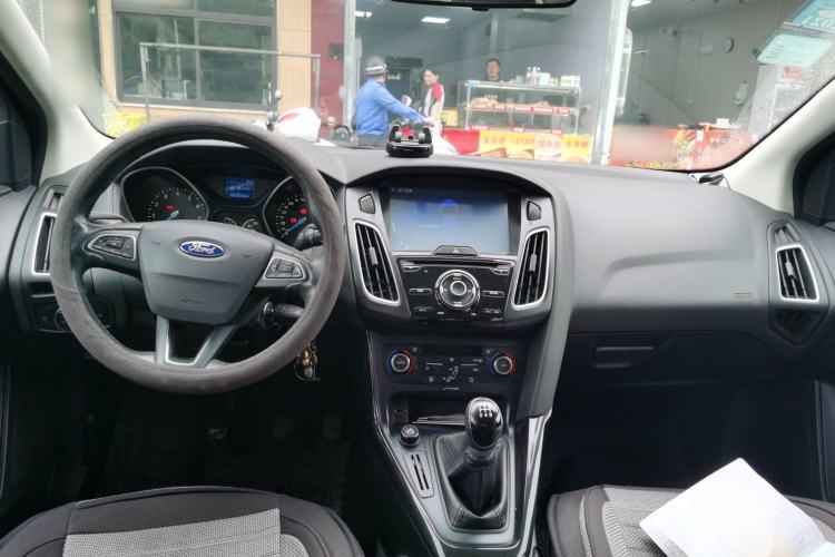 Used Ford Focus 2015 Sedan 1.6L Manual Fashion Edition Center Console