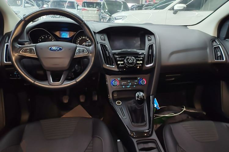 Used Ford Focus 2015 Hatchback 1.6L Manual Fashion Edition Center Console