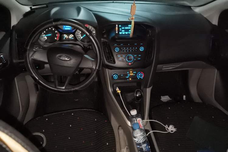 Used Ford Focus 2015 Sedan 1.6L Manual Comfort Model Center Console