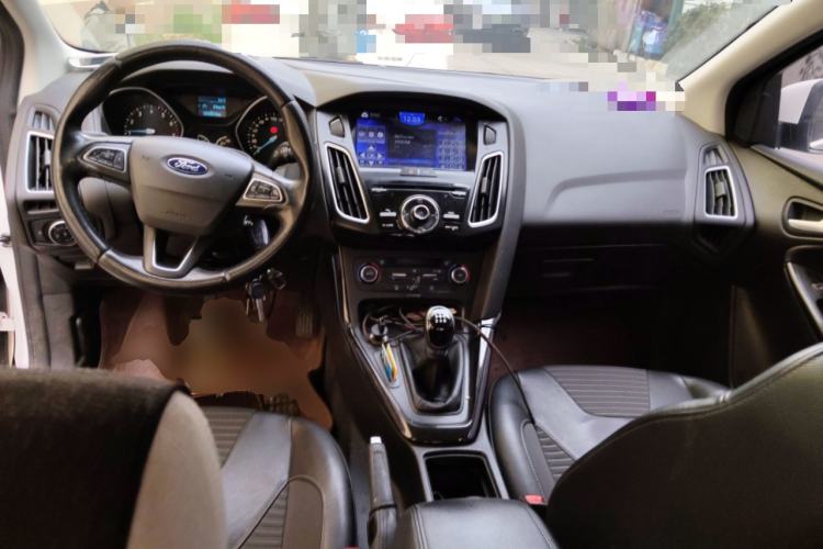 Used Ford Focus 2015 Sedan EcoBoost 125 Manual – Ultra-Style Edition Center Console