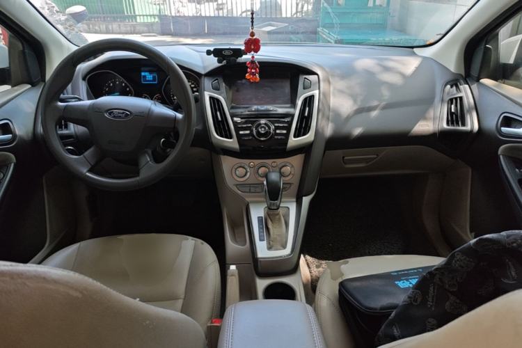 Used Ford Focus 2015 Sedan 1.6L Automatic Comfort Model Center Console