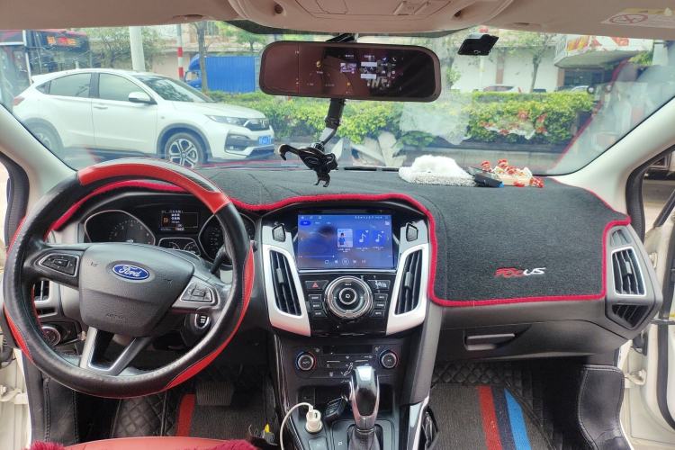 Used Ford Focus 2015 Hatchback EcoBoost 180 Automatic Elite Model Center Console