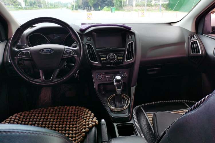Used Ford Focus 2015 Hatchback EcoBoost 125 Automatic Supreme Style Edition Center Console