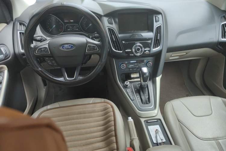 Used Ford Focus 2015 Sedan EcoBoost 180 Automatic Flagship Model Center Console