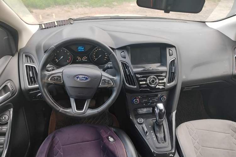 Used Ford Focus 2015 Hatchback 1.6L Automatic Fashion Edition Center Console