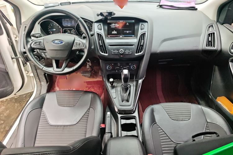 Used Ford Focus 2015 Hatchback EcoBoost 180 Automatic Elite Model Center Console