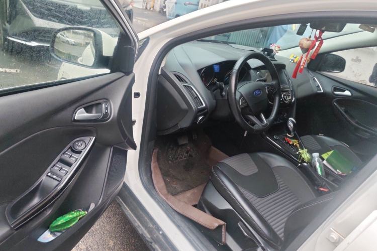 Used Ford Focus 2015 Hatchback EcoBoost 125 Automatic Supreme Style Edition Driver Seat