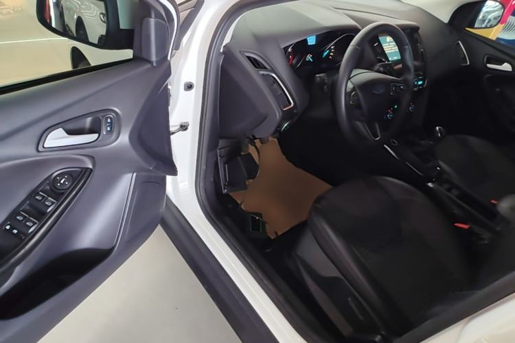 Used Ford Focus 2015 Hatchback 1.6L Manual Fashion Edition Driver Seat