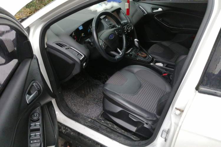 Used Ford Focus 2015 Hatchback EcoBoost 125 Automatic Supreme Style Edition Driver Seat