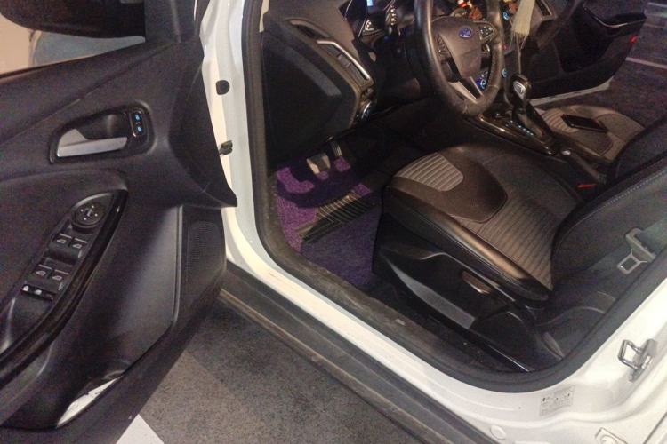 Used Ford Focus 2015 Hatchback EcoBoost 125 Automatic Supreme Style Edition Driver Seat
