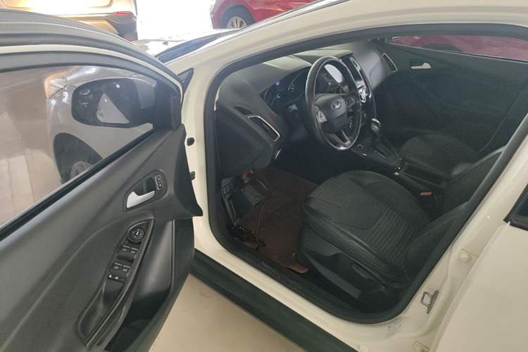 Used Ford Focus 2015 Hatchback 1.6L Automatic Fashion Edition Driver Seat