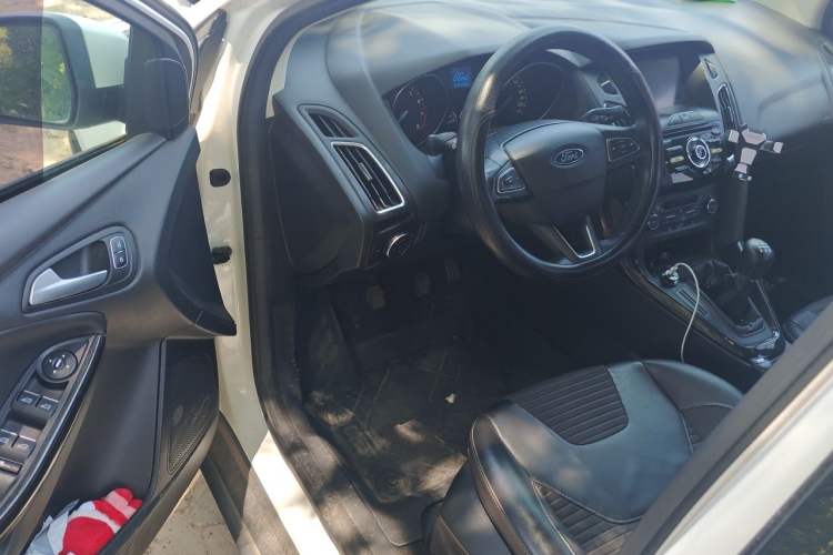 Used Ford Focus 2015 Sedan 1.6L Manual Fashion Edition Driver Seat