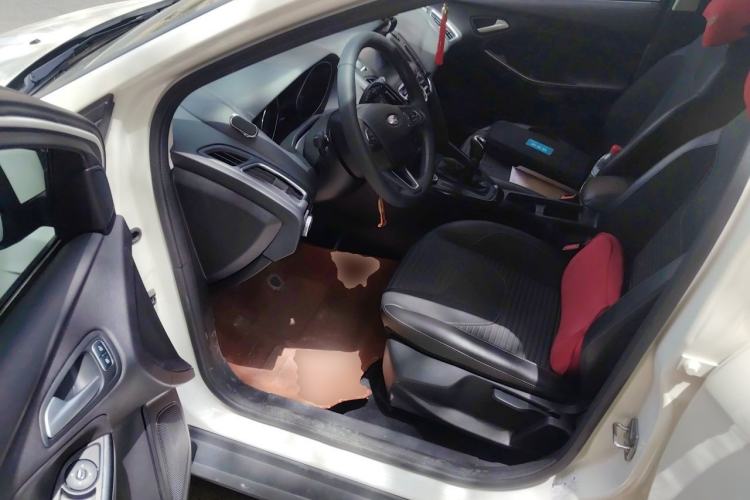 Used Ford Focus 2015 Hatchback EcoBoost 125 Manual – Ultra-Style Edition Driver Seat