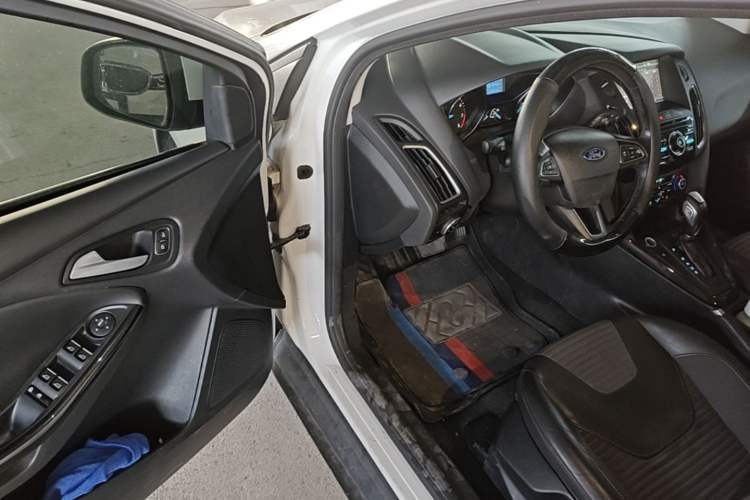Used Ford Focus 2015 Hatchback EcoBoost 125 Automatic Supreme Style Edition Driver Seat