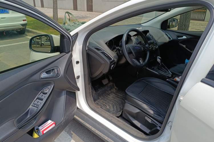 Used Ford Focus 2015 Hatchback 1.6L Automatic Fashion Edition Driver Seat