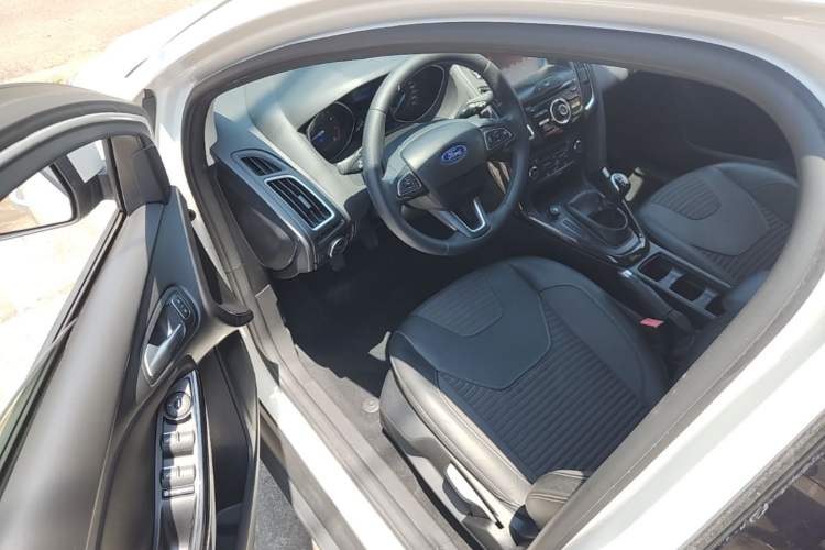 Used Ford Focus 2015 Sedan EcoBoost 125 Manual – Ultra-Style Edition Driver Seat