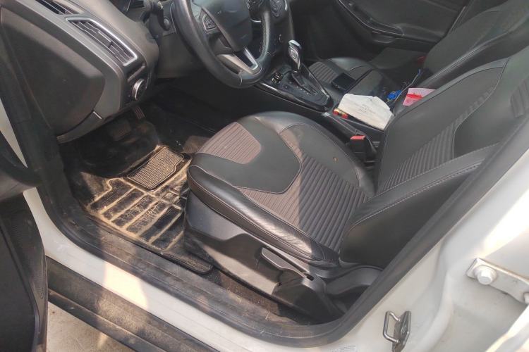 Used Ford Focus 2015 Hatchback EcoBoost 125 Automatic Supreme Style Edition Driver Seat