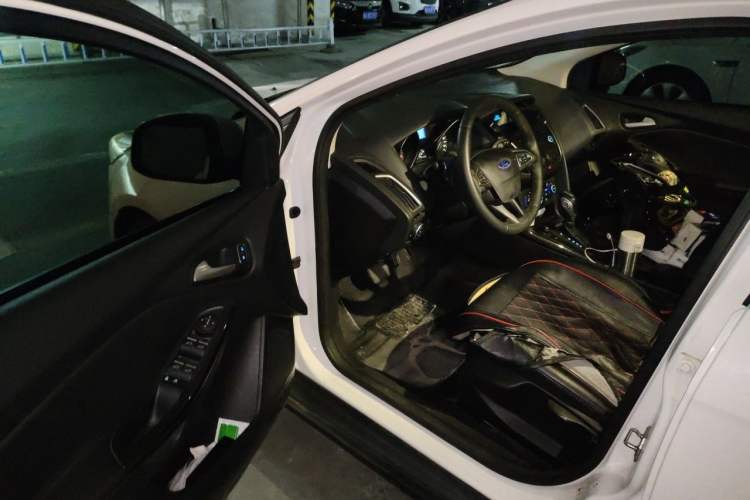 Used Ford Focus 2015 Sedan EcoBoost 125 Automatic Supreme Style Edition Driver Seat