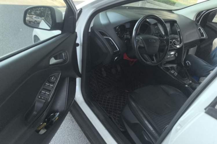 Used Ford Focus 2015 Sedan EcoBoost 125 Manual – Ultra-Style Edition Driver Seat