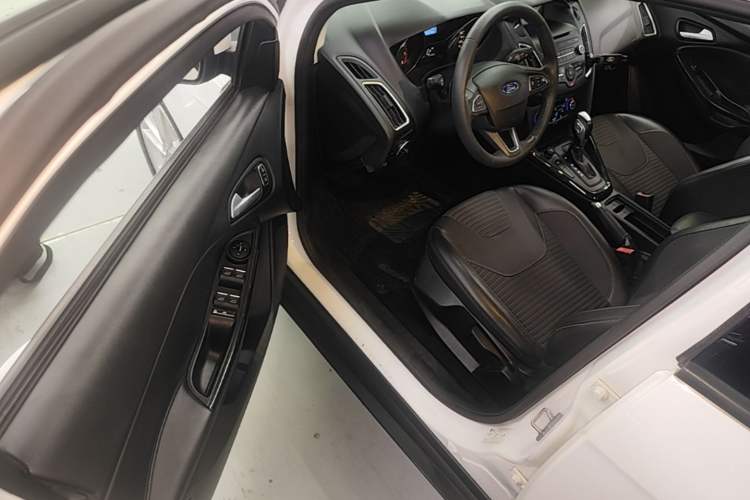 Used Ford Focus 2015 Sedan EcoBoost 125 Automatic Supreme Style Edition Driver Seat