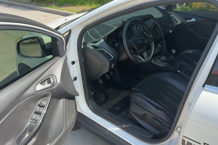 Used Ford Focus 2015 Sedan EcoBoost 125 Manual – Ultra-Style Edition Driver Seat