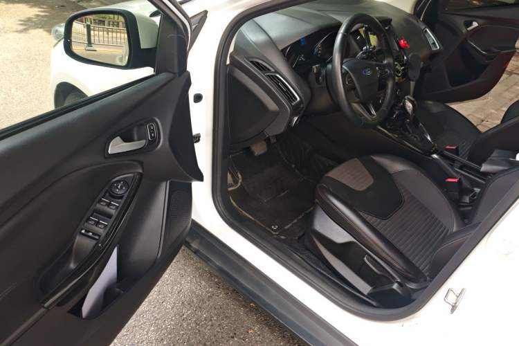 Used Ford Focus 2015 Hatchback EcoBoost 125 Automatic Supreme Style Edition Driver Seat