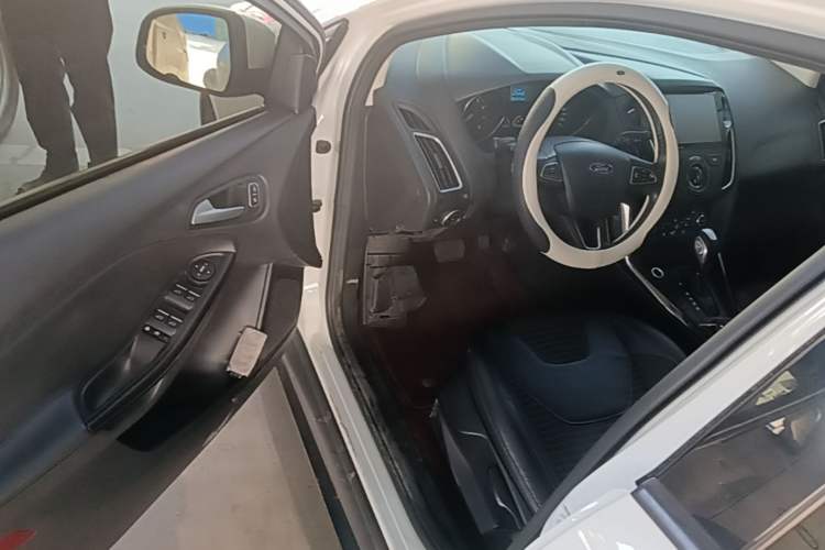 Used Ford Focus 2015 Hatchback 1.6L Automatic Fashion Edition Driver Seat