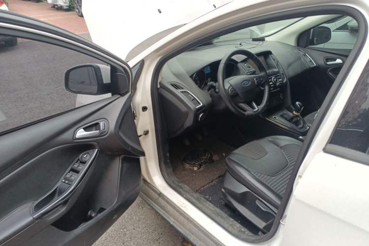Used Ford Focus 2015 Hatchback EcoBoost 125 Manual – Ultra-Style Edition Driver Seat