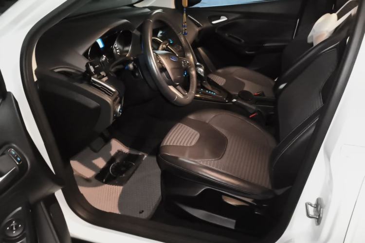 Used Ford Focus 2015 Hatchback EcoBoost 125 Automatic Supreme Style Edition Driver Seat