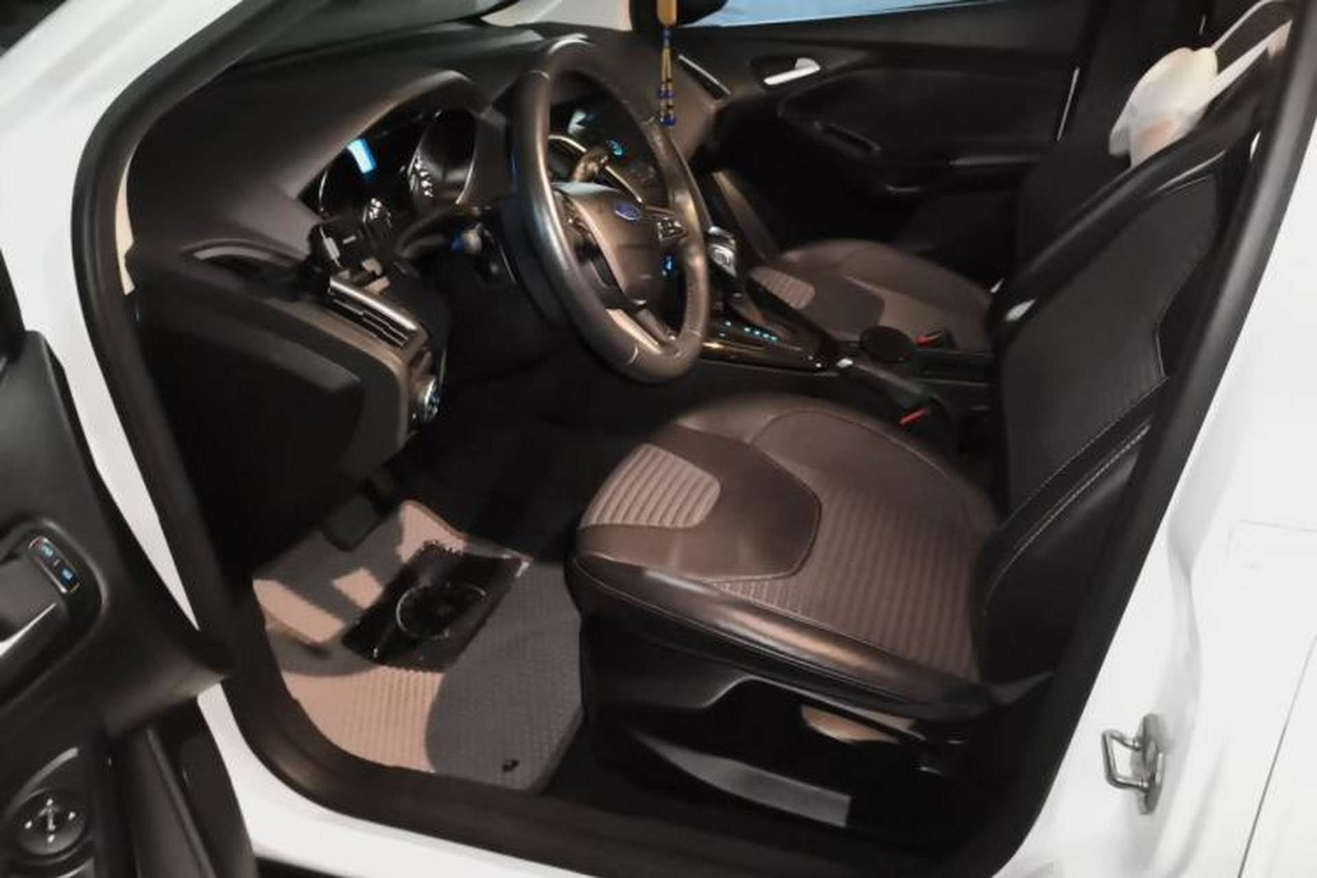 Used Ford Focus 2015 Hatchback EcoBoost 125 Automatic Supreme Style Edition Driver Seat