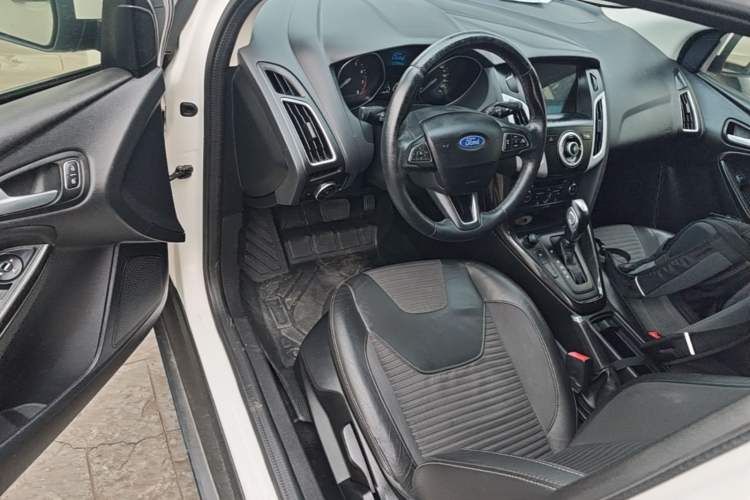 Used Ford Focus 2015 Hatchback EcoBoost 125 Automatic Supreme Style Edition Driver Seat