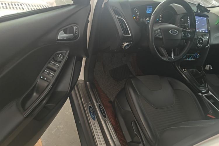 Used Ford Focus 2015 Hatchback EcoBoost 125 Manual – Ultra-Style Edition Driver Seat