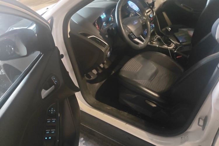 Used Ford Focus 2015 Sedan 1.6L Manual Fashion Edition Driver Seat