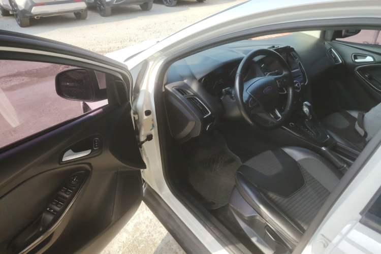 Used Ford Focus 2015 Hatchback EcoBoost 125 Automatic Supreme Style Edition Driver Seat