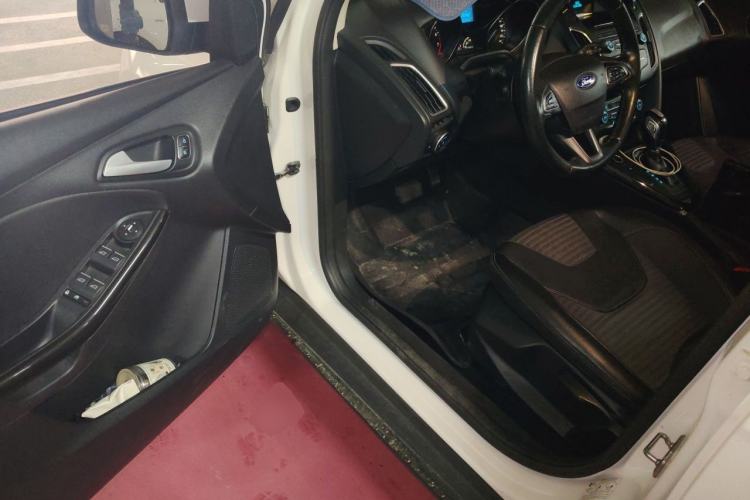 Used Ford Focus 2015 Sedan EcoBoost 125 Automatic Supreme Style Edition Driver Seat